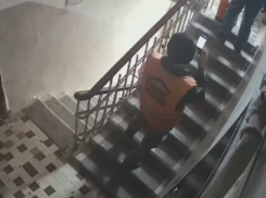 Подъездную фотосессию вместо дезинфекции устроили коммунальщики в Воронеже  