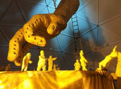 Виртуозную композицию из 30 скульптур создал воронежский резчик по дереву