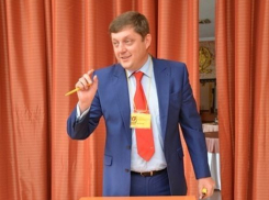 Олег Пахолков отмечает шампанским «назначение» Дмитрия Медведева лидером ЕР на выборах-2016