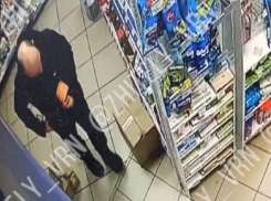 Беспалевную «алко-атаку» на продуктовый магазин сняли в Воронеже