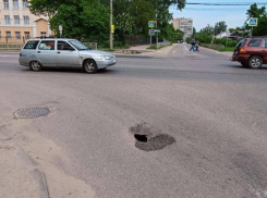 Дыра в асфальте образовалась на перекрёстке двух дорог в Воронеже