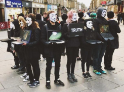 В Воронеже двух зоозащитниц оштрафовали за маски Анонимуса