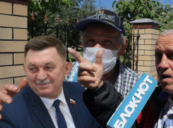 В напряженности с парковками в убитых дворах воронежцы обвинили депутата Гребенкина