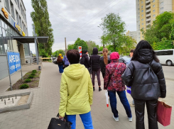 Гигантскую очередь на конечной остановке показали в Воронеже