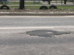 Прожорливую дорожную яму в Воронеже «накормили» асфальтом