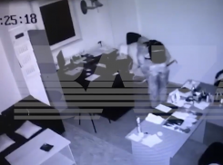 Кража сейфа с 25 млн рублей попала на видео в Воронеже