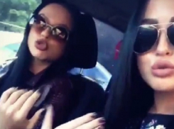 Сексуальные воронежские брюнетки зажигательно исполнили матерную песню