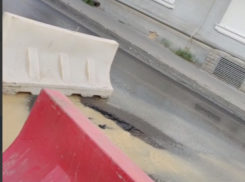 Фонтан забил из-под нового асфальта в центре Воронежа