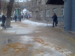 Воронежские коммунальщики засыпали песком тротуар у детской поликлиники после публикации «Блокнота»