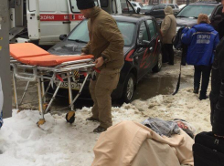 Кровавые последствия падения сосульки на женщину сфотографировали в Воронеже