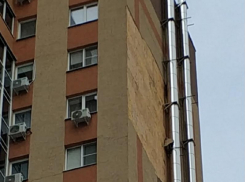 Три этажа штукатурки отвалилось от воронежского дома 