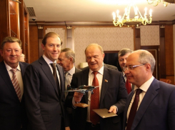 Министр Минпрома РФ Денис Мантуров вручил коммунистам модель легендарного воронежского Ил-2