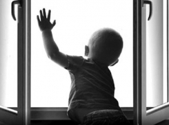 4-летний малыш выпал из окна третьего этажа накануне Пасхи в Воронеже
