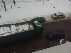 Автомобилистка, бросившая иномарку на середине дороги, парализовала движение в центре Воронежа