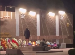 Жители Воронежской области возмущены поведением молодых людей у Вечного огня