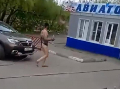 Странный полуголый мужчина с «хвостом» привлек внимание жителей Воронежской области