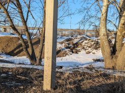 Все завалено: грязные горы возмущают жителей Воронежа