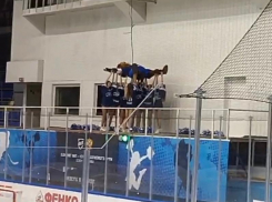 Воронежские девочки подняли на руки огромного бобра на игре «Бурана»