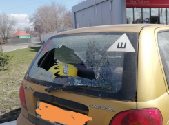 Летающие камни разбивают автомобили в Воронеже 