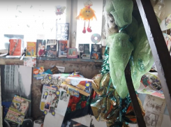 Граждане бандиты, просьба не общаться со мной: «Блокнот» съездил в дом с 1000 мелочей на лестничной клетке