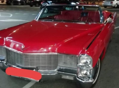 Элегантный глянцевый Cadillac сняли у McDonald’s в Воронеже  