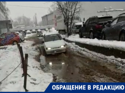 Волнистый путь по разбитой дороге сняли на видео жители Воронежа 