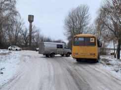 Переполненный детьми школьный автобус столкнулся с «Газелью» под Воронежем