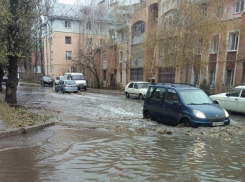 В Воронеже из-за дождей целая улица превратилась в лужу