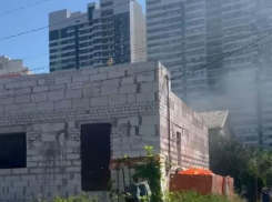 Опубликованы кадры спасения мальчика из пожара в строящемся здании в Воронеже 