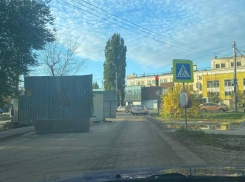 «Оставили баррикады»: головную боль автомобилистов показали на узком участке в Воронеже 