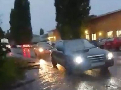 «Улица превратилась в адовую пробку»: воронежцы показали последствия открытия продуктовой базы в городе 