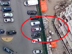 Стройматериалы рухнули на припаркованные машины в Воронеже 