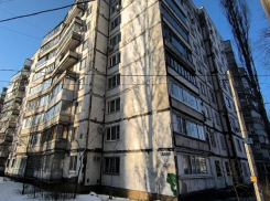 Черная плесень, летающие куски штукатурки и рваные трубы: как воронежский дом приговорили к аварийности 