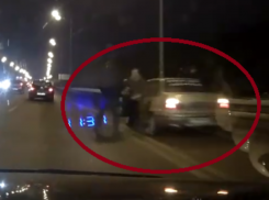 Подстава для автомобилистов в темноте попала на видео в Воронеже 