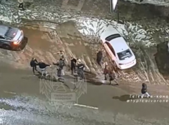 Массовая потасовка возле популярного бара в центре Воронежа попала на видео