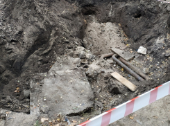 Огромную яму после ремонта трубопровода коммунальщики бросили в Воронеже