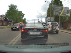 Видео: черный Chevrolet сбил ребенка, перебегающего дорогу в Воронеже 