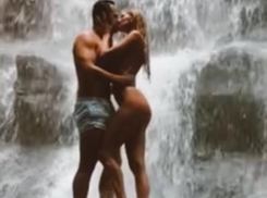 Страстным полуголым поцелуем у водопада поделилась блогерша из Воронежа 