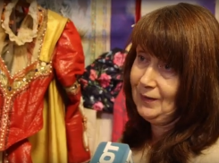 Уникальный костюм из алой парчи показали на видео в воронежском театре