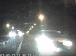 Сумасшедшее появление машины из ниоткуда сняли на воронежской дороге