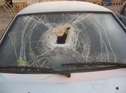 Из-за девушки воронежец разбил автомобиль знакомого тротуарной плиткой