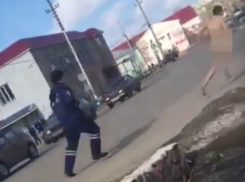 Погоню полицейского за голым мужчиной сняли в Воронежской области