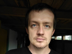 Боюсь выйти в уличный туалет, – Май Абрикосов о преследовании журналистами