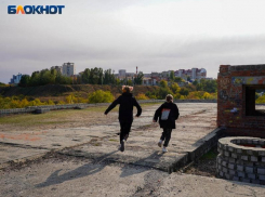 Подозрительного мужчину, хватающего за руки детей у школы, ищет полиция в Воронеже