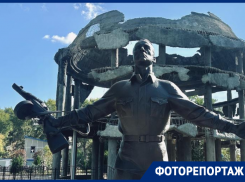 Как выглядит у Ротонды памятник героям, закрывшим собою огонь противника в Воронеже