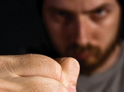 В Новоусманском районе мужчина избил свою знакомую