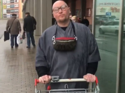 Поп-звезда Шура заявил, что взял в охрану металлическую тележку