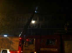 Ночью в центре Воронежа пожарные тушили горящее офисное здание