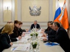 Губернатор Гусев посоветовался с чиновниками, как потратить 2 млрд рублей