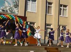 Из-за музыки мужчина стащил полицейского со сцены под Воронежем